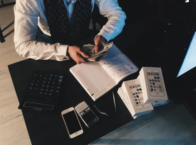 VRP, journalistes, artistes ou ouvriers du bâtiment… certaines professions profitent d’un abattement sur l’assiette des cotisations sociales, appelé « déduction forfaitaire spécifique » ou DFS.
